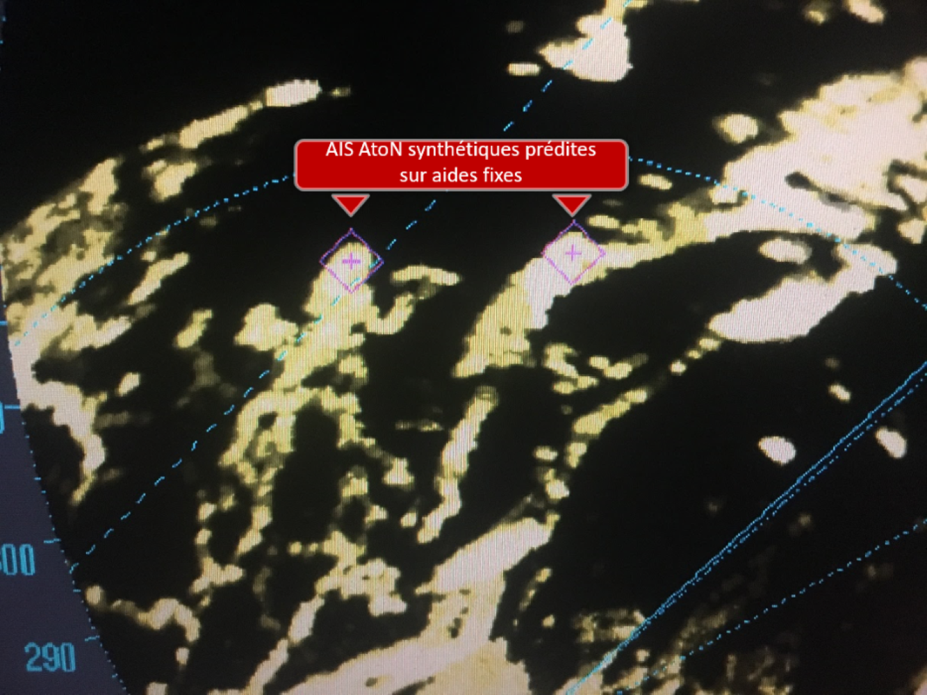 Figure 5-13. Écran radar affichant deux AIS AtoN synthétiques prédites sur des aides fixes (alignements à Kahnawake). Les AIS AtoN synthétiques aident à localiser les aides physiques qui seraient autrement difficiles à détecter sur le radar en raison des échos diffus causés par l’accumulation de glace